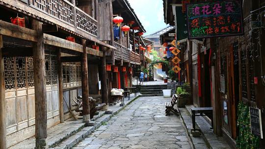 中信银行信阳分行举办“绿色出行,向美好生活出发”车展活动